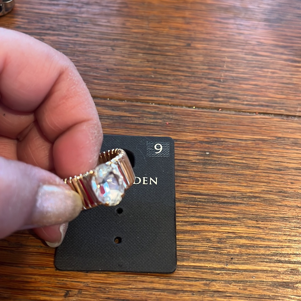 Ava Aiden Ring Gold Stretchy Band A Beautiful Stone Not A Diamond Fabulous 32$